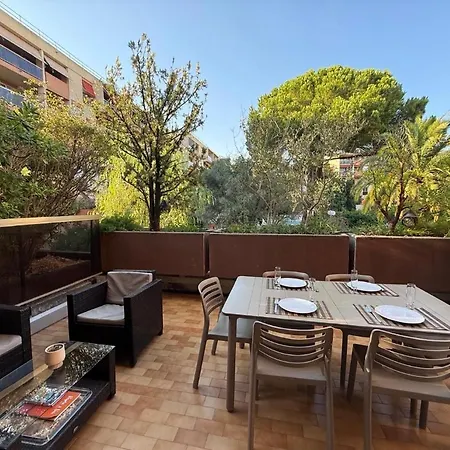 Avec Piscine Et Tennis